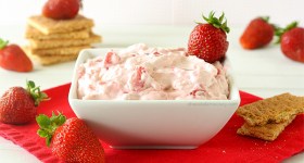 Strawberry Cheesecake Dip | www.chocolatemoosey.com
