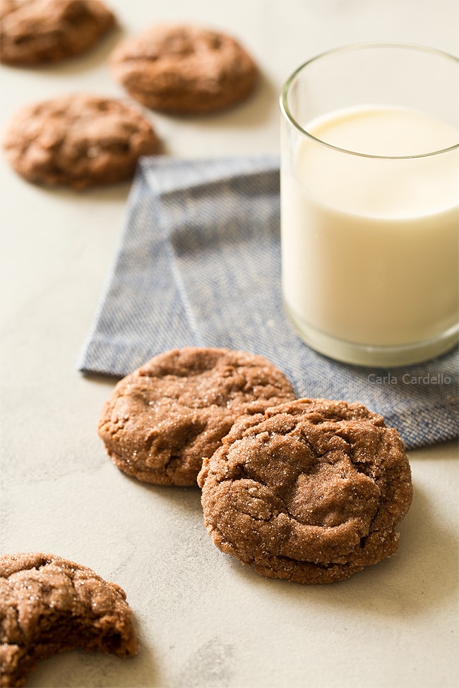 Are you Team Peanut Butter or Team Nutella? Now you can have the best of both worlds with these chocolate crinkle cookies made with Nutella and peanut butter! 