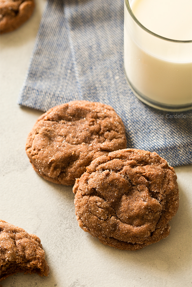 Are you Team Peanut Butter or Team Nutella? Now you can have the best of both worlds with these chocolate crinkle cookies made with Nutella and peanut butter! 