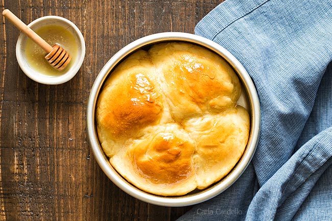 Round pan filled with small batch dinner rolls