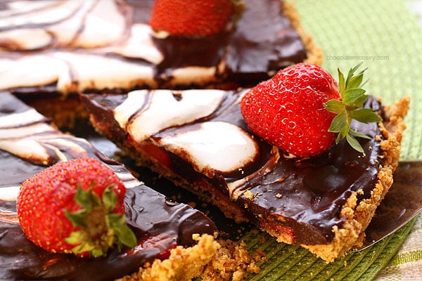 Strawberry Smores Tart | www.chocolatemoosey.com