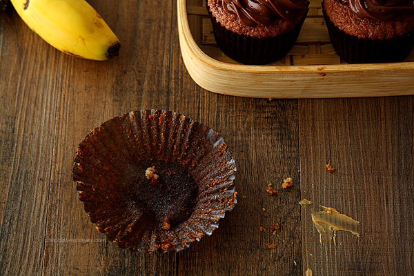 Roasted Banana Cupcakes with Peanut Butter Ganache Frosting | www.chocolatemoosey.com