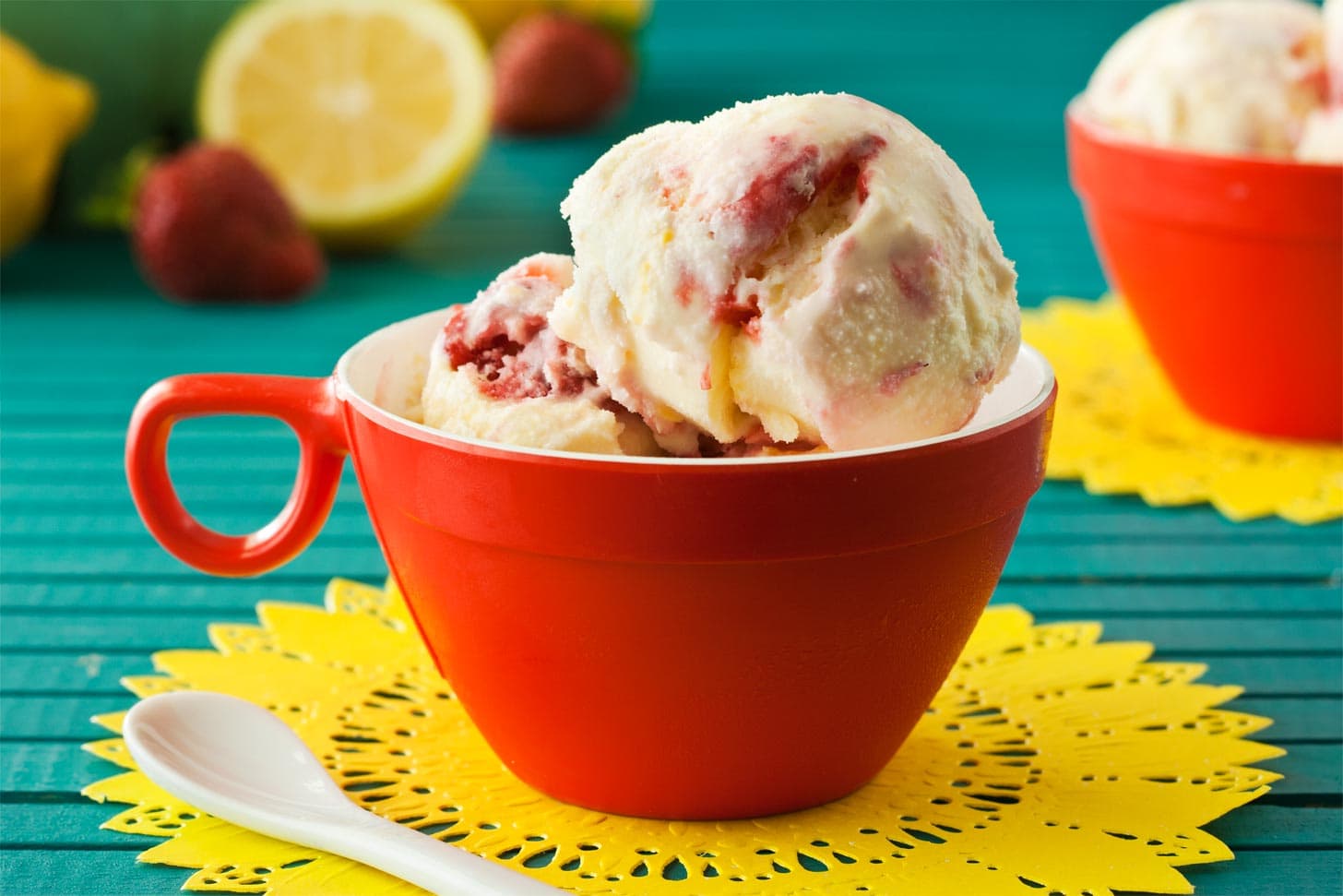 Strawberry lemonade ice cream serve in red cup