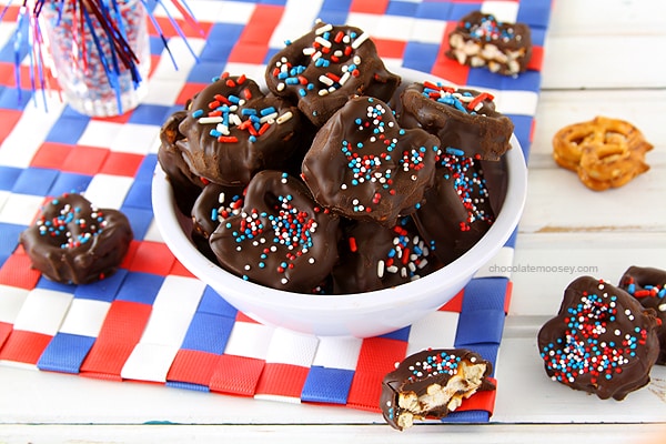 Patriotic Pretzel Smores | www.chocolatemoosey.com