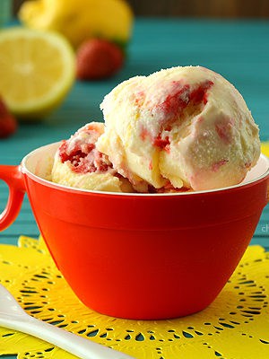 Strawberry Lemonade Ice Cream | www.chocolatemoosey.com