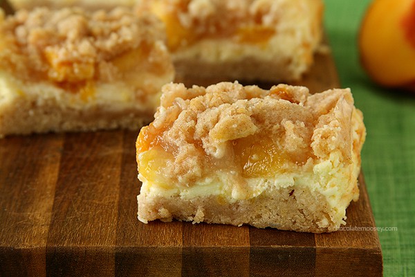 Peach Cheesecake Crumb Bars | www.chocolatemoosey.com