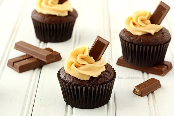 Kit Kat Cupcakes With Caramel Buttercream Frosting | www.chocolatemoosey.com