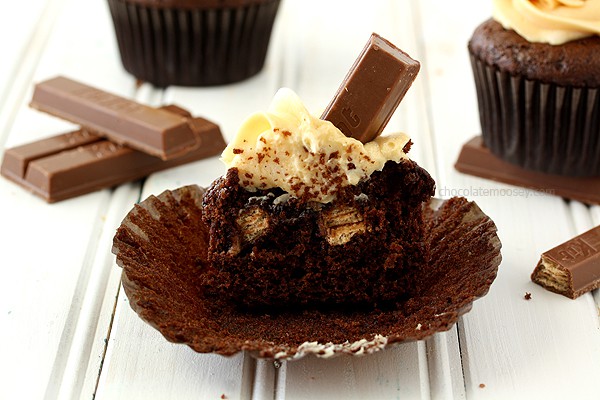 Kit Kat Cupcakes With Caramel Buttercream Frosting | www.chocolatemoosey.com