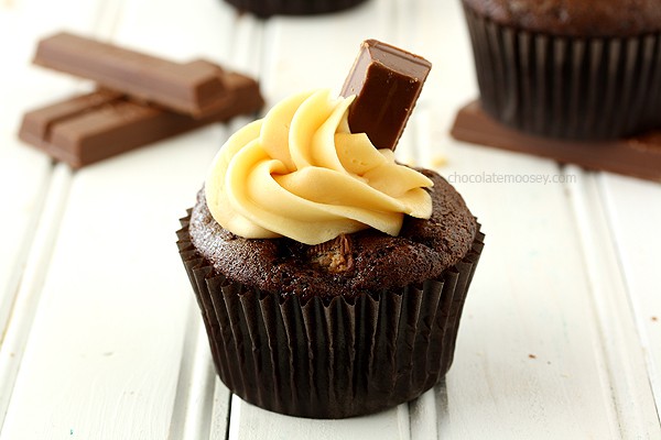 Kit Kat Cupcakes With Caramel Buttercream Frosting | www.chocolatemoosey.com