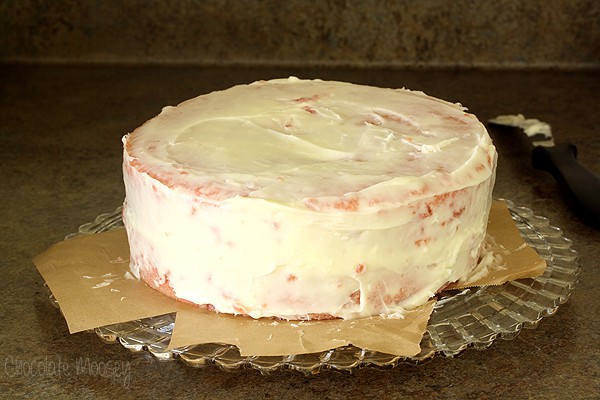 Frosting strawberry cake with cream cheese frosting