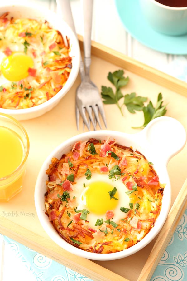 Baked Eggs in Cheesy Hash Brown Bowls for breakfast and brunch