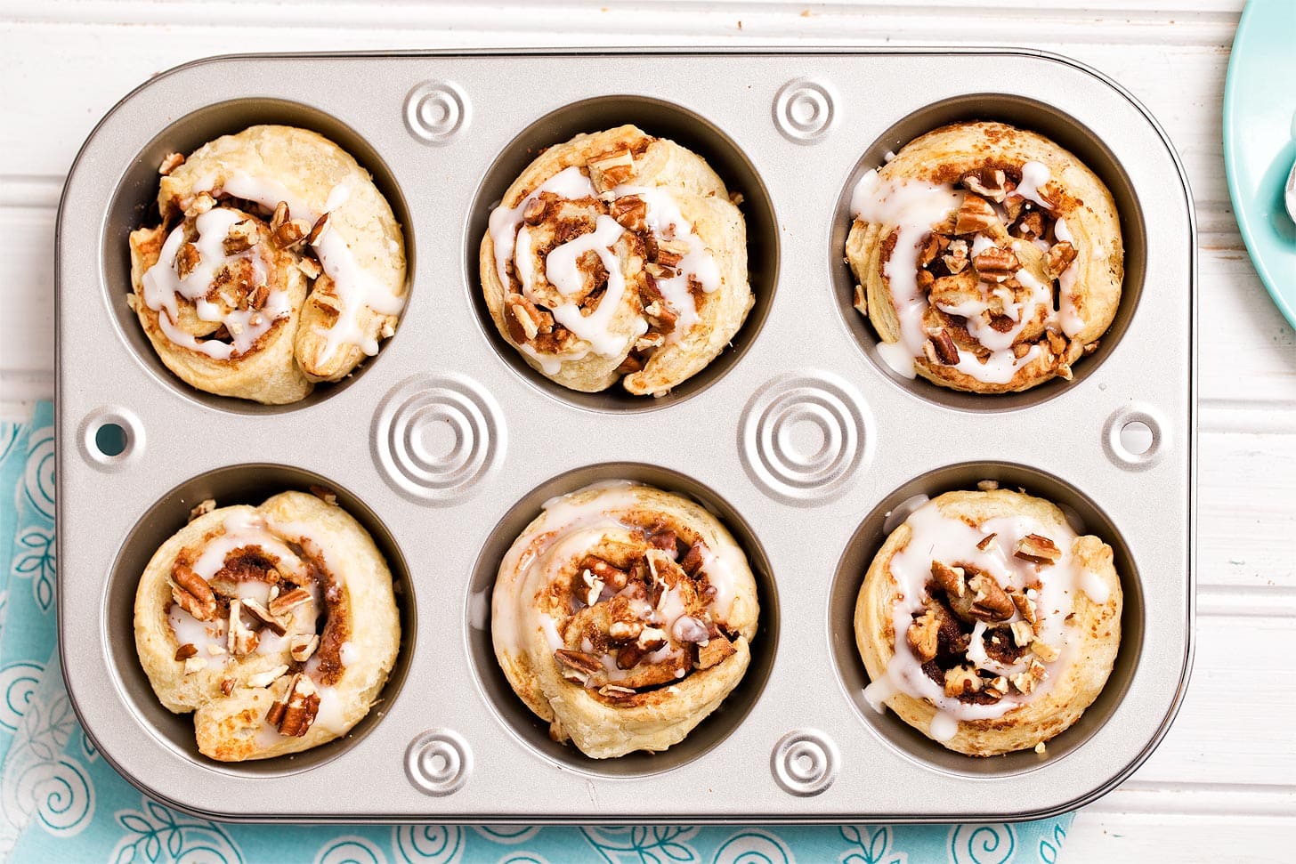 Cinnamon rolls with puff pastry in muffin pan