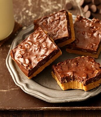 Easy No Bake Chocolate Peanut Butter Bars with a little bit of crunch from rice krispie cereal