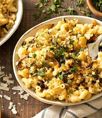 All of your favorite flavors of French onion soup in pasta form - stovetop French Onion Macaroni and Cheese with caramelized onion and gruyere cheese makes 4 servings, enough to have dinner for two.