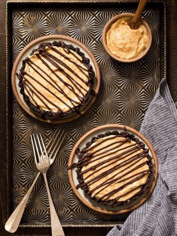 End your date night dinner for two on a sweet note with No Bake Mini Peanut Butter Mousse Tarts made with a chocolate cookie crust, eggless peanut butter mousse, and chocolate drizzle on top.