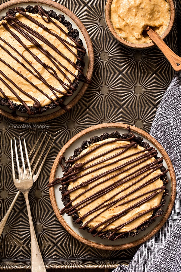 End your date night dinner for two on a sweet note with No Bake Mini Peanut Butter Mousse Tarts made with a chocolate cookie crust, eggless peanut butter mousse, and chocolate drizzle on top.