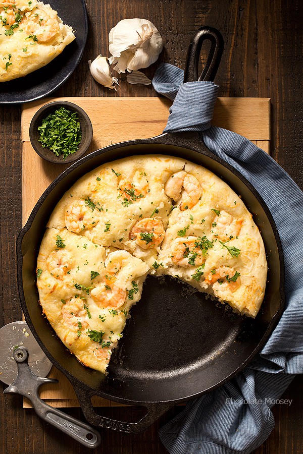 Turn pizza night at home into a special date night dinner with Shrimp Scampi Skillet Pizza For Two with a white wine garlic butter sauce and homemade pizza dough. Ideal for Valentine’s Day, anniversaries, birthdays, and days off together.