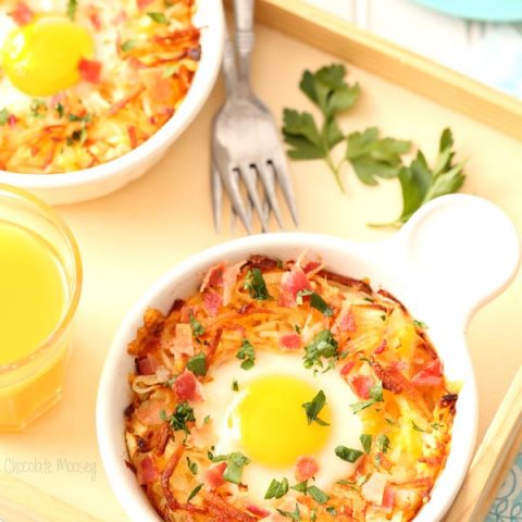 Baked Eggs in Cheesy Hash Brown Bowls