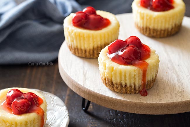 Mini Cheesecakes with graham cracker crust