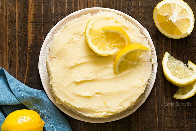 Cake with lemon frosting and lemon slices