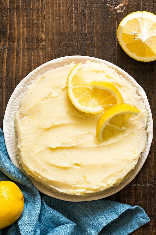 Cake with lemon frosting and lemon slices
