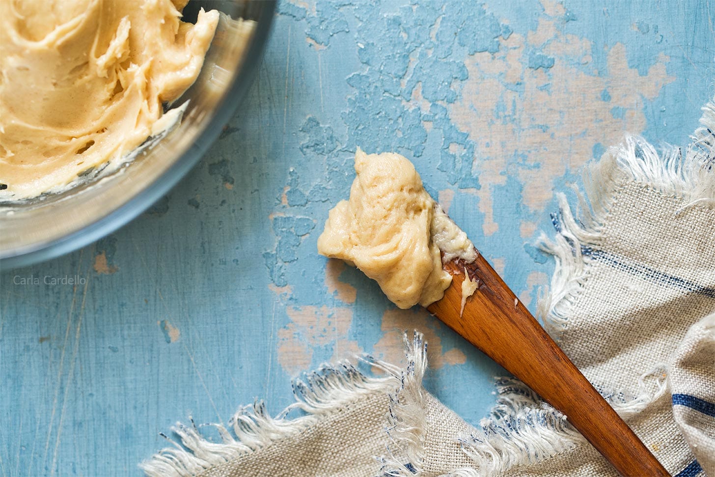 Knife with cream cheese peanut butter frosting