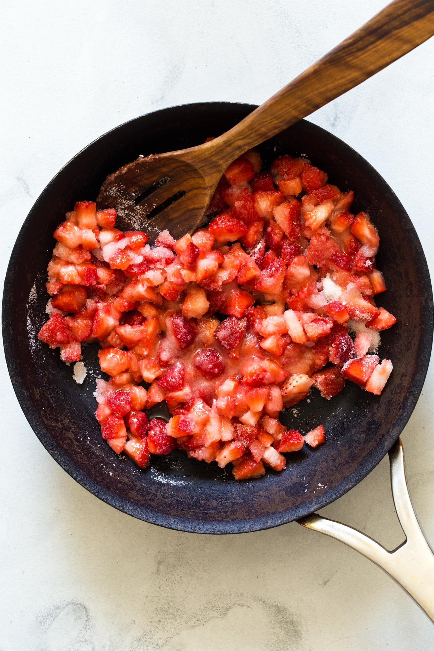 Making strawberry jam without pectin in skillet