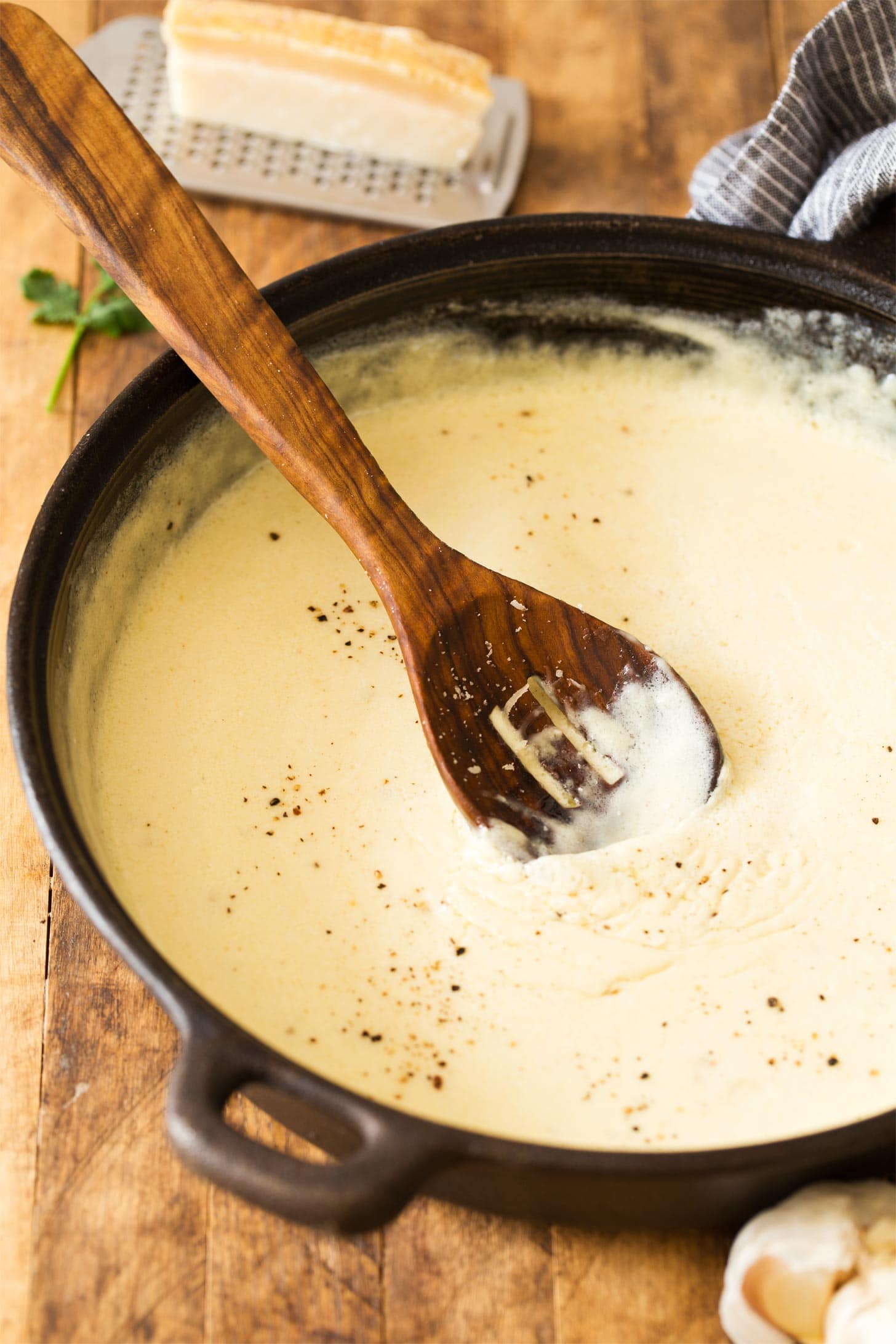 Classic alfredo sauce recipe with garlic and onion